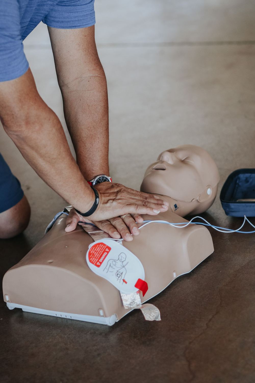 Antrenament CPR cu defibrilator (AED) pe manechin